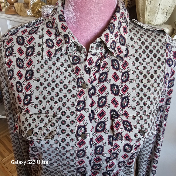 LAST CHANCE!!!   BCBGMAXAZRIA shirt, size small - Picture 6 of 6